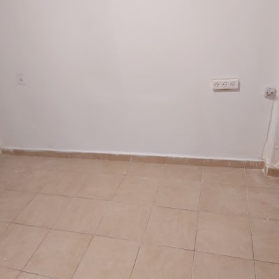 קיר גבס עם שקעי חשמל ורצפת אריחים