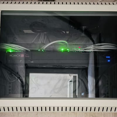 ארון תקשורת עם מצלמות אבטחה וחיווט פנימי