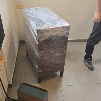 רהיט עטוף בניילון מוכן להובלה בחדר