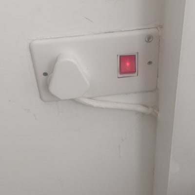 שקע חשמל עם מתג מואר באדום