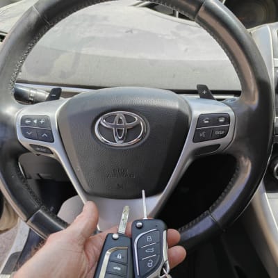 מפתחות רכב על רקע הגה של טויוטה