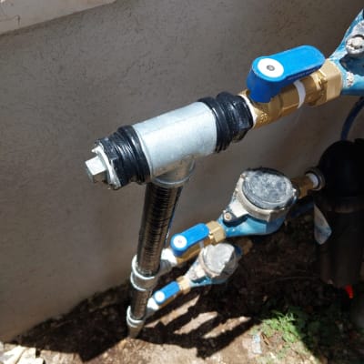 צינור מתכת עם ברזים כחולים ומחברים