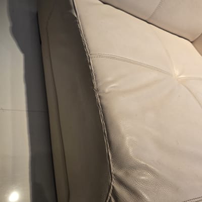 תמונה של ריפוד עור על ספה