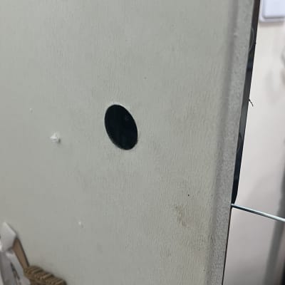 חור בדלת המיועד להתקנת מנעול