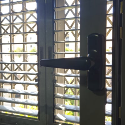 חלון עם תריסים פתוחים ונוף בחוץ