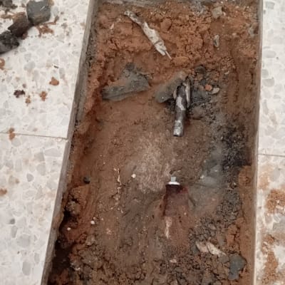 חפירה ברצפה עם צינור חשוף ועפר