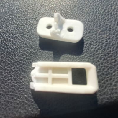 חלקי פלסטיק לבנים על רקע כהה