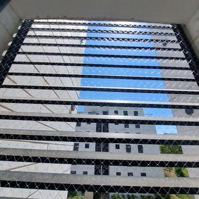 רשת מתכת למניעת כניסת יונים במרפסת