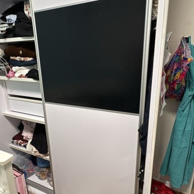 ארון בגדים עם דלתות הזזה בחדר