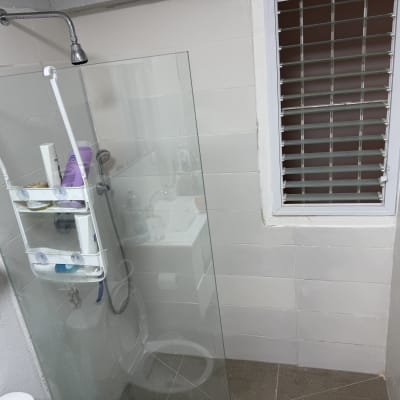 מקלחת עם מדף תלוי ומוצרים לטיפוח