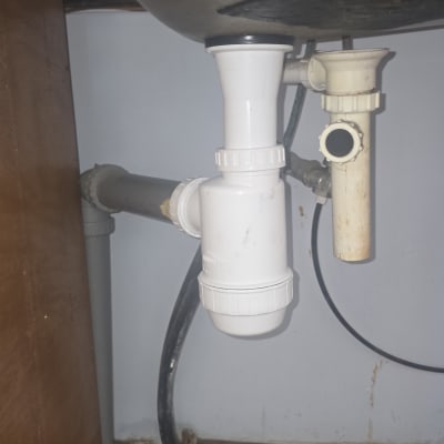 צנרת פלסטיק מתחת לכיור עם מחברים