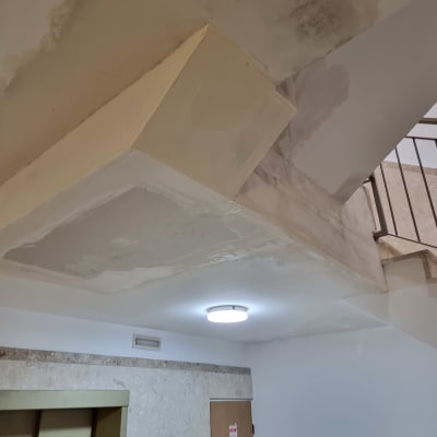 תיקון תקרה עם טיח מתקלף במדרגות