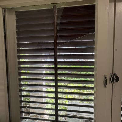 תריסים שבורים עם זכוכית סדוקה