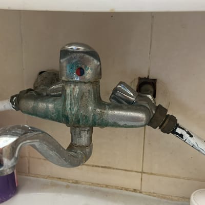 ברז מתכת חלוד עם צינורות מחוברים