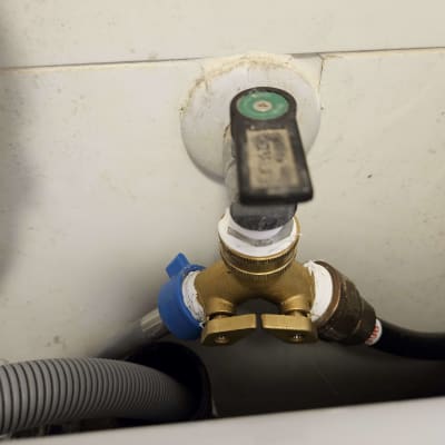 ברז פליז עם צינורות חיבור במערכת אינסטלציה