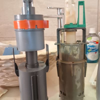 שני חלקי צנרת פלסטיק על משטח עבודה