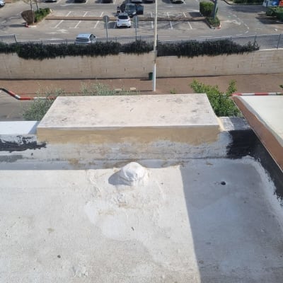 גג עם תיקוני איטום ובידוד