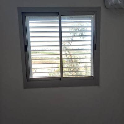 חלון אלומיניום עם תריסים נוף חיצוני