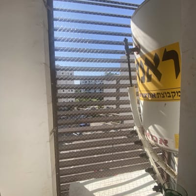 רשת מתכת על חלון למניעת כניסת יונים