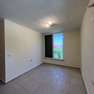 חדר עם קירות ותקרה צבועים בלבן