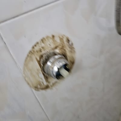 חיבור צינור מים בקיר עם חלודה