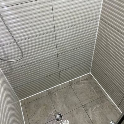 מקלחת עם אריחים, צינור מים ושפופרות איטום