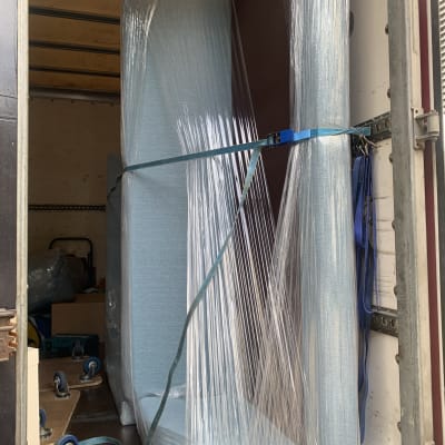 רהיטים עטופים בניילון בתוך משאית הובלה