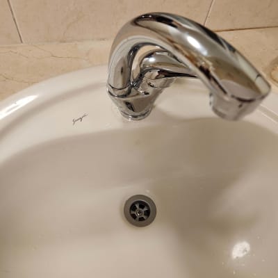 ברז כרום וכיור לבן עם ניקוז