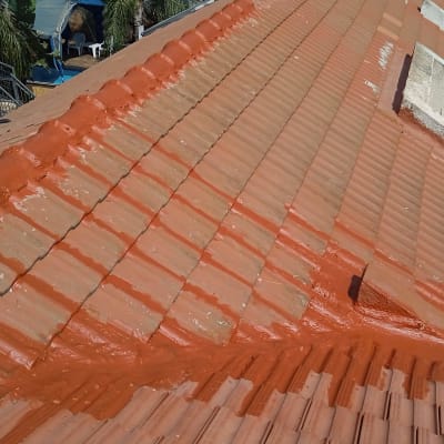 גג רעפים עם ציפוי אטום בצבע אדום
