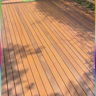 דק עץ בגינה עם עציצים וריהוט חוץ