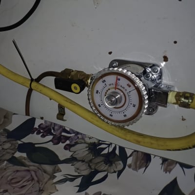 מד לחץ גז עם צינור צהוב מחובר