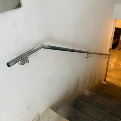 מעקה מתכת לאורך גרם מדרגות בטון