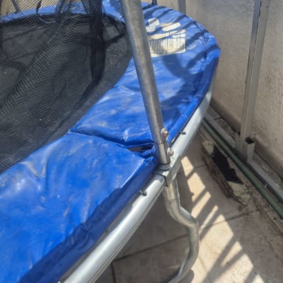 טרמפולינה כחולה עם רשת ומסגרת מתכת