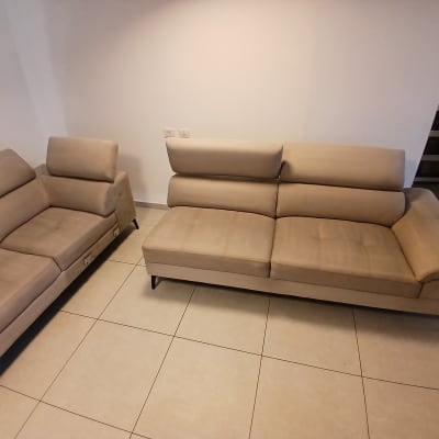 שתי ספות בסלון על רצפת קרמיקה