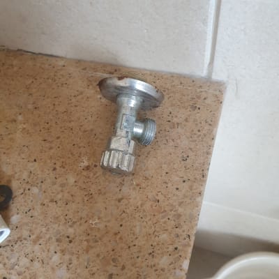 שסתום מים מותקן על משטח שיש