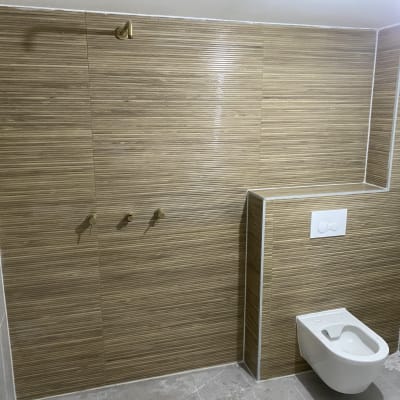 שירותים עם קיר אריחים וכלים סניטריים