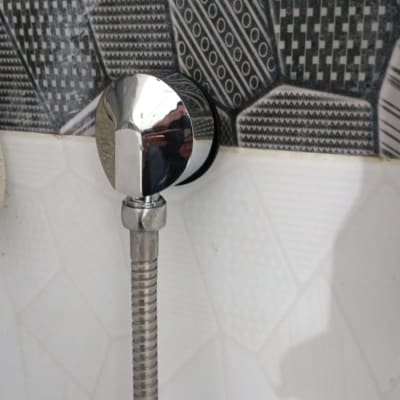 צינור מתכת מחובר לקיר בחדר אמבטיה