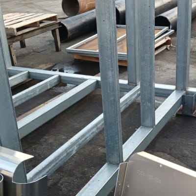 מסגרות מתכת ומוטות פלדה באתר בנייה