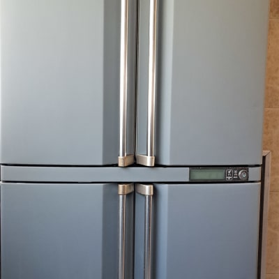 מקרר אפור עם ידיות מתכת מבריקות