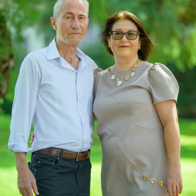 זוג מבוגר מצולם בפארק ירוק