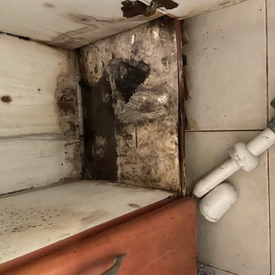 צינור פלסטיק לבן עם חיבורי זווית על רצפה