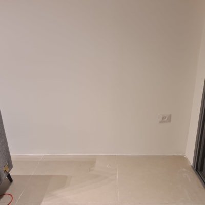 קיר לבן עם שקע חשמל ליד חלון