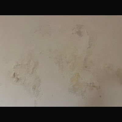 קיר עם סימני רטיבות ונזק