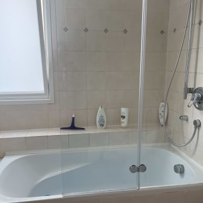 מקלחת עם אמבטיה, ברז ומוצרי טיפוח