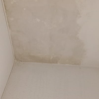 תיקון קיר עם סימני צבע שונים