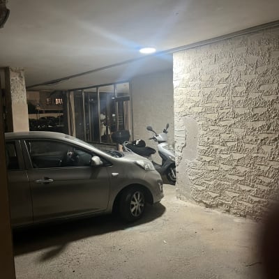 מנורה עגולה דולקת בתקרה בחניון