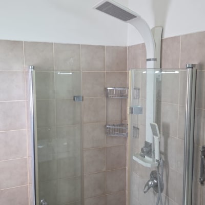 מקלחת עם אריחים ומקלחת יד