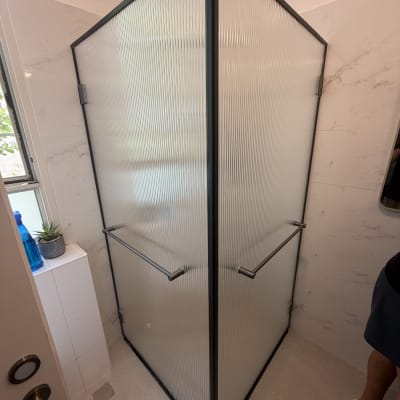 מקלחון פינתי עם דלתות זכוכית מחוסמת
