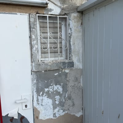 קיר עם חלון קטן ודלת, סימני תיקון ושיפוץ