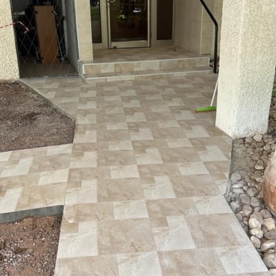 ריצוף חדש בכניסה עם מטאטא ירוק בצד